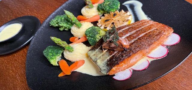 Hoods Restaurant & Bar