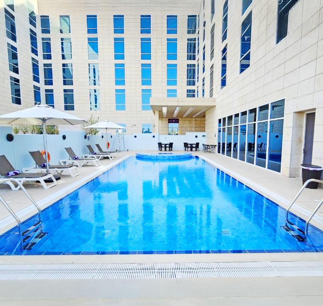 مسبح فندق بريمير إن