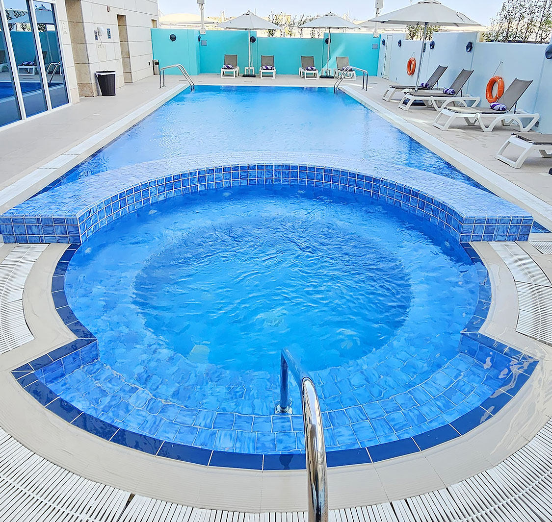 مسبح فندق بريمير إن